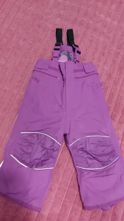 Pantalones de nieve morados para niños con tirantes - miniatura 1
