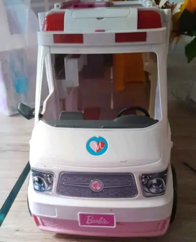 Ambulancia de juguete Barbie - miniatura 1