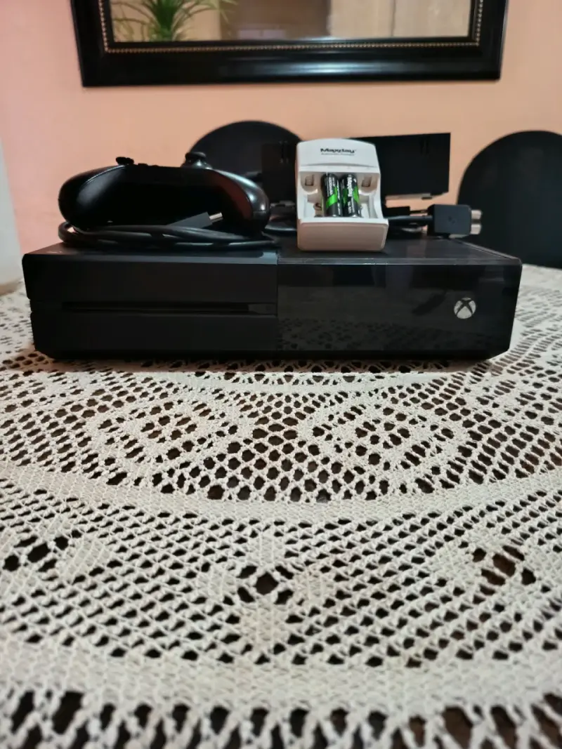 Consola Xbox One con control y cargador - 1