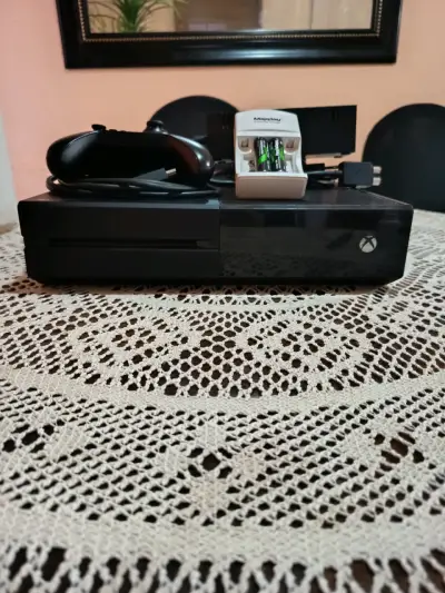 Consola Xbox One con control y cargador - miniatura 1