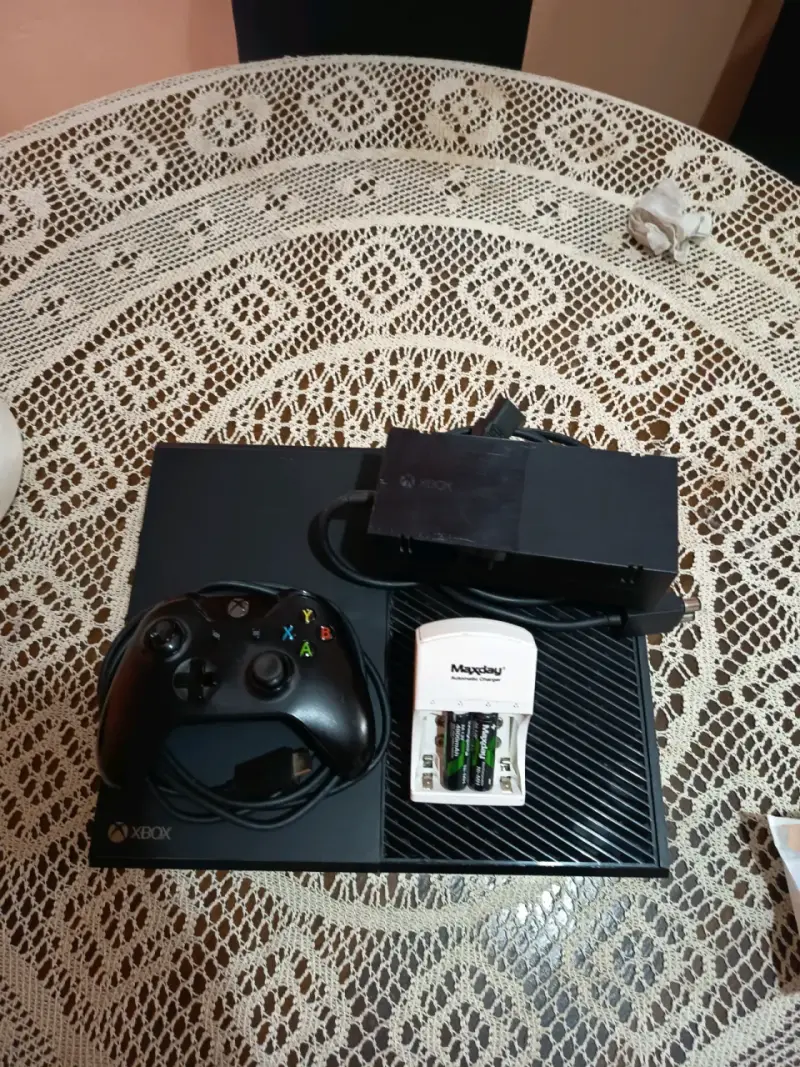 Consola Xbox One con control y cargador - 2