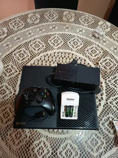 Consola Xbox One con control y cargador - miniatura 2