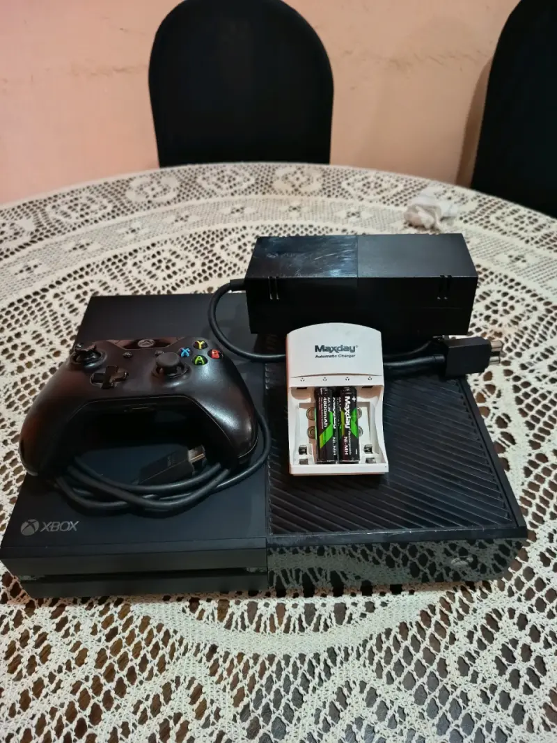 Consola Xbox One con control y cargador - 3