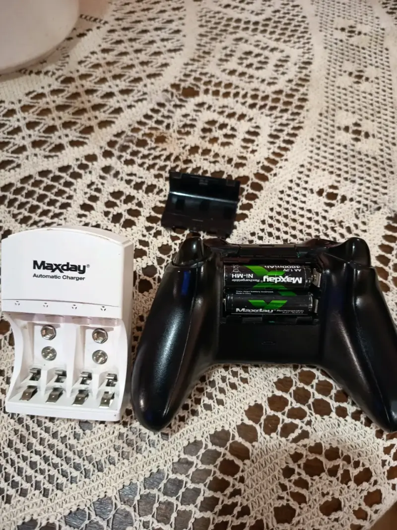 Consola Xbox One con control y cargador - 4