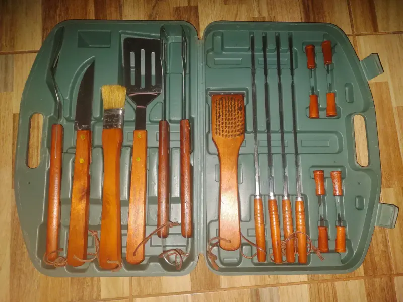 Set de utensilios para asado con estuche