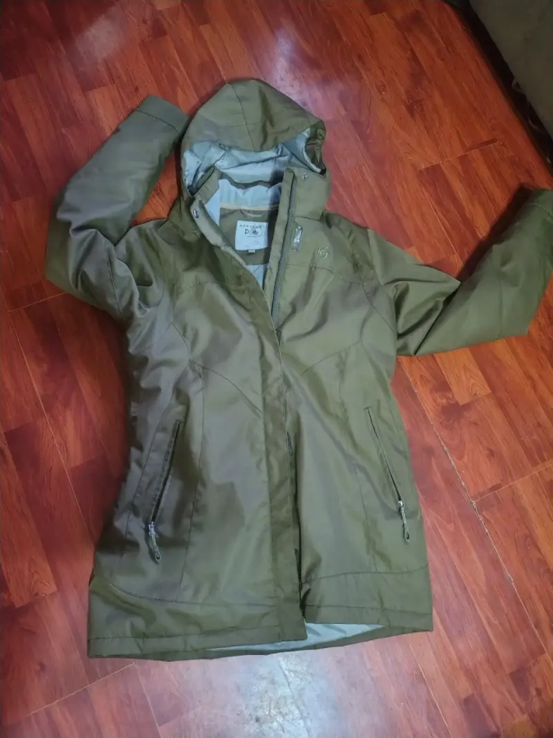 Chaqueta impermeable verde con capucha para mujer - 1
