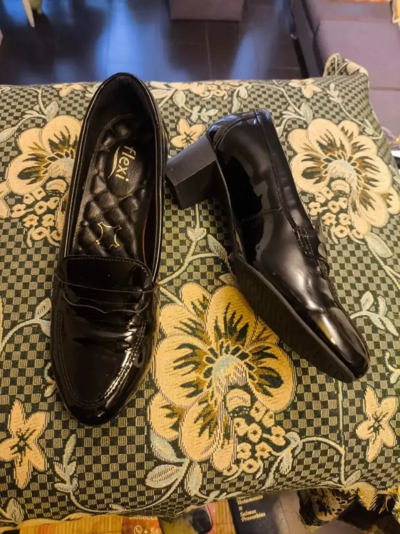 Zapatos de charol negro con taco Flexi - 1