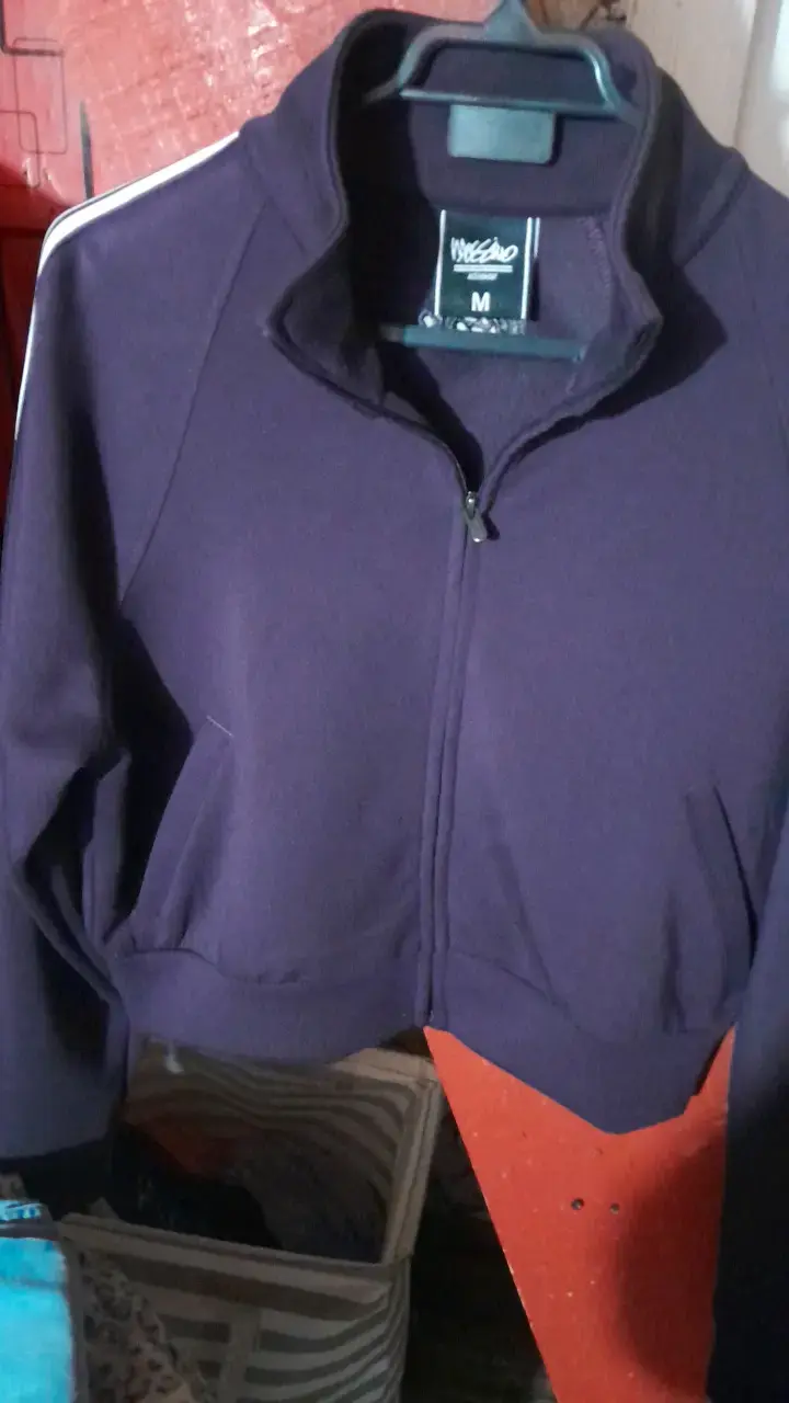 Chaqueta deportiva morada con cierre y rayas - 1