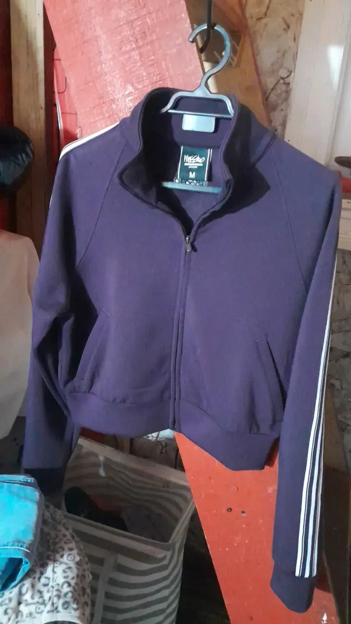 Chaqueta deportiva morada con cierre y rayas - 2