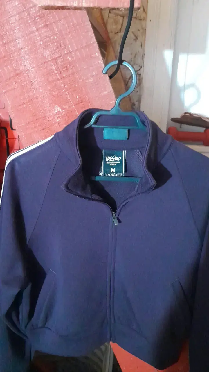 Chaqueta deportiva morada con cierre y rayas - 3