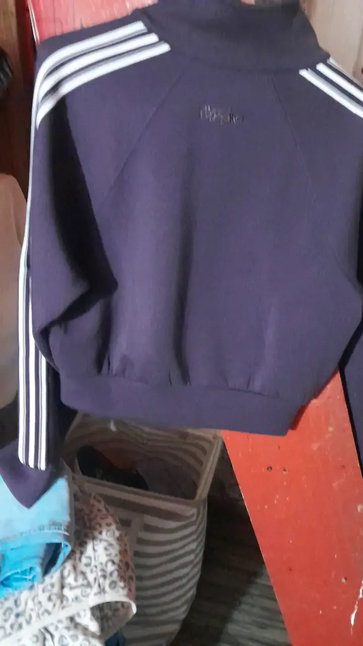 Chaqueta deportiva morada con cierre y rayas - 4