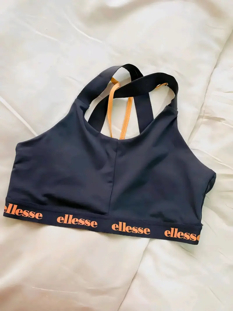 Top deportivo negro Ellesse con tirantes