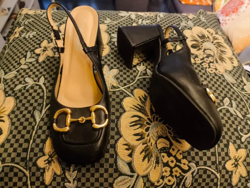 Zapatos de Tacón Negro con Hebilla Dorada Andarina - 1