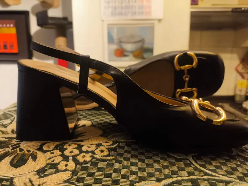 Zapatos de Tacón Negro con Hebilla Dorada Andarina - 2