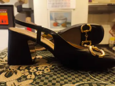 Zapatos de Tacón Negro con Hebilla Dorada Andarina - miniatura 2