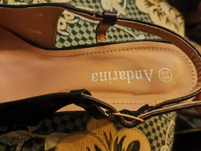 Zapatos de Tacón Negro con Hebilla Dorada Andarina - miniatura 3