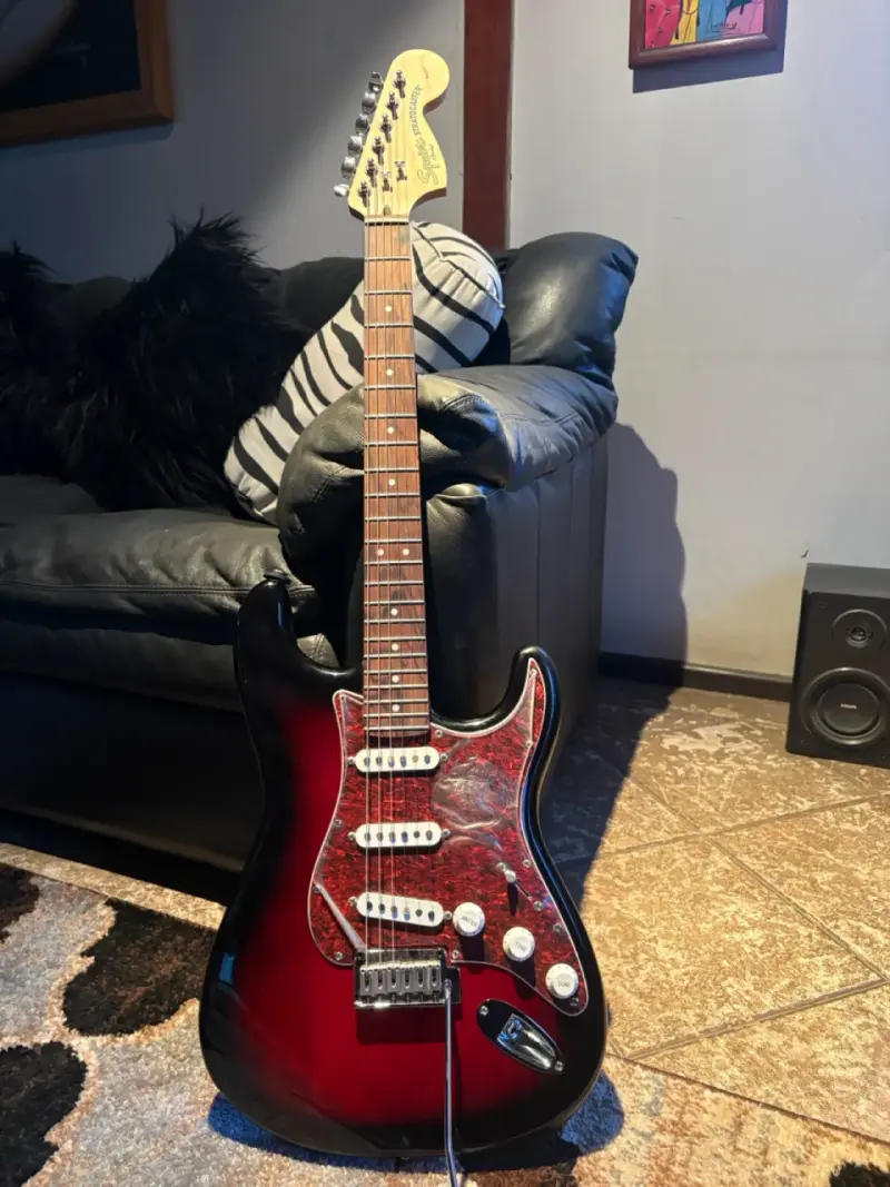Guitarra Eléctrica Squier Stratocaster Roja - 2