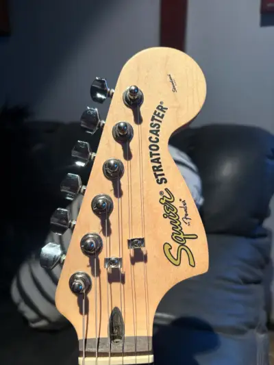 Guitarra Eléctrica Squier Stratocaster Roja - miniatura 3