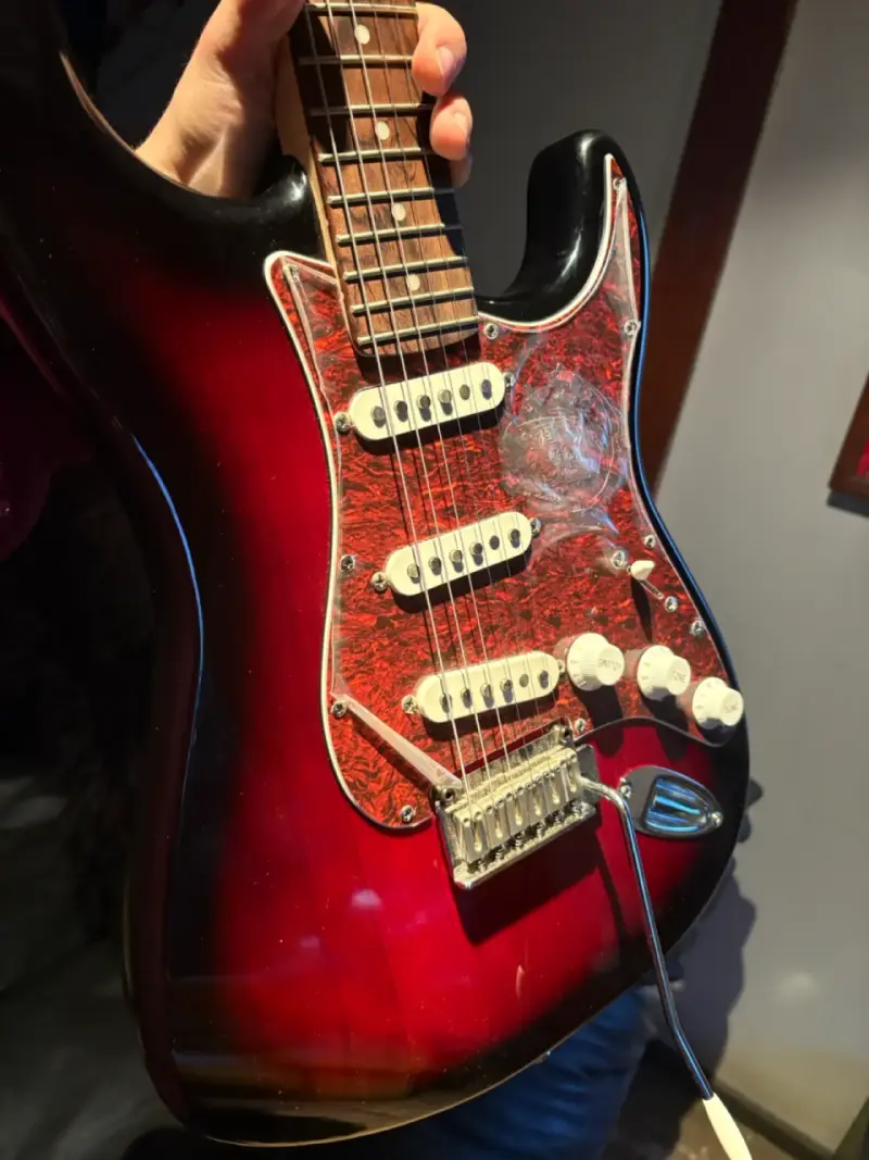 Guitarra Eléctrica Squier Stratocaster Roja - 4