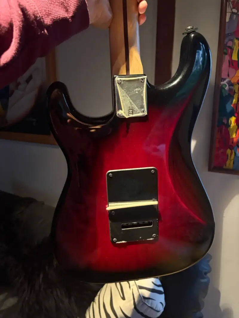 Guitarra Eléctrica Squier Stratocaster Roja - 5