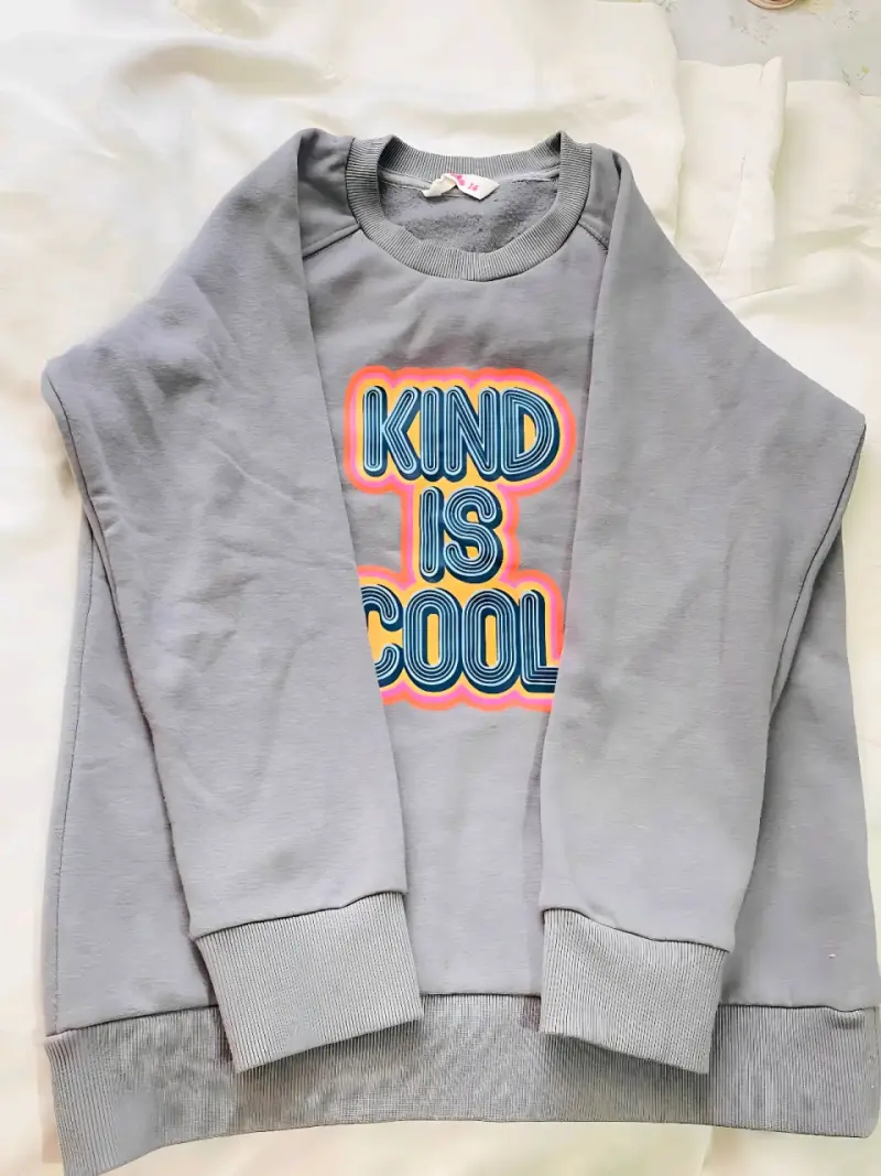 Polerón gris con diseño 'Kind is Cool'