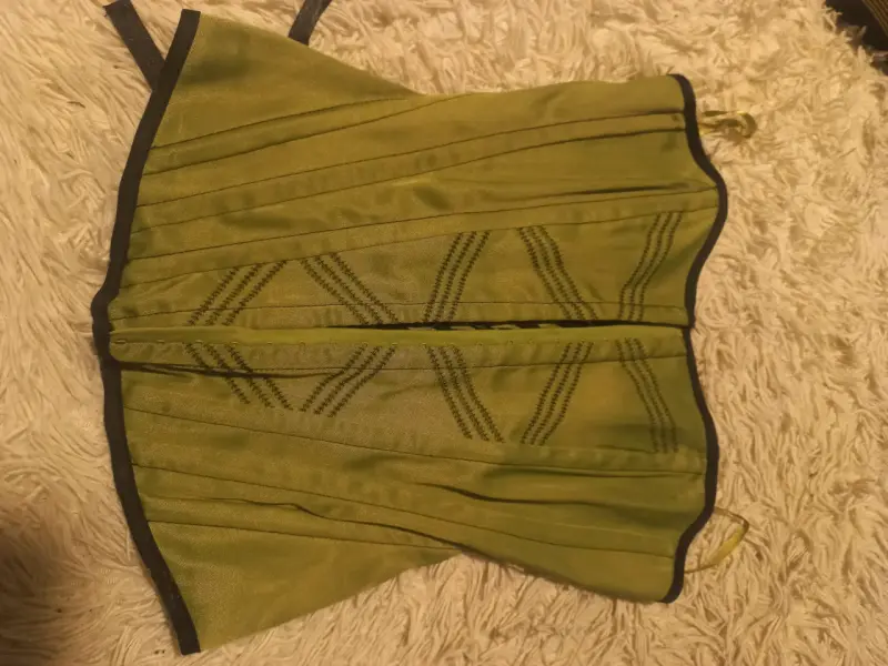 Corset verde con cordones ajustables - 3