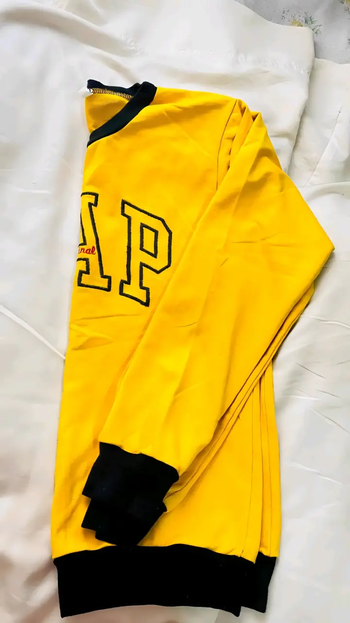 Polerón amarillo GAP