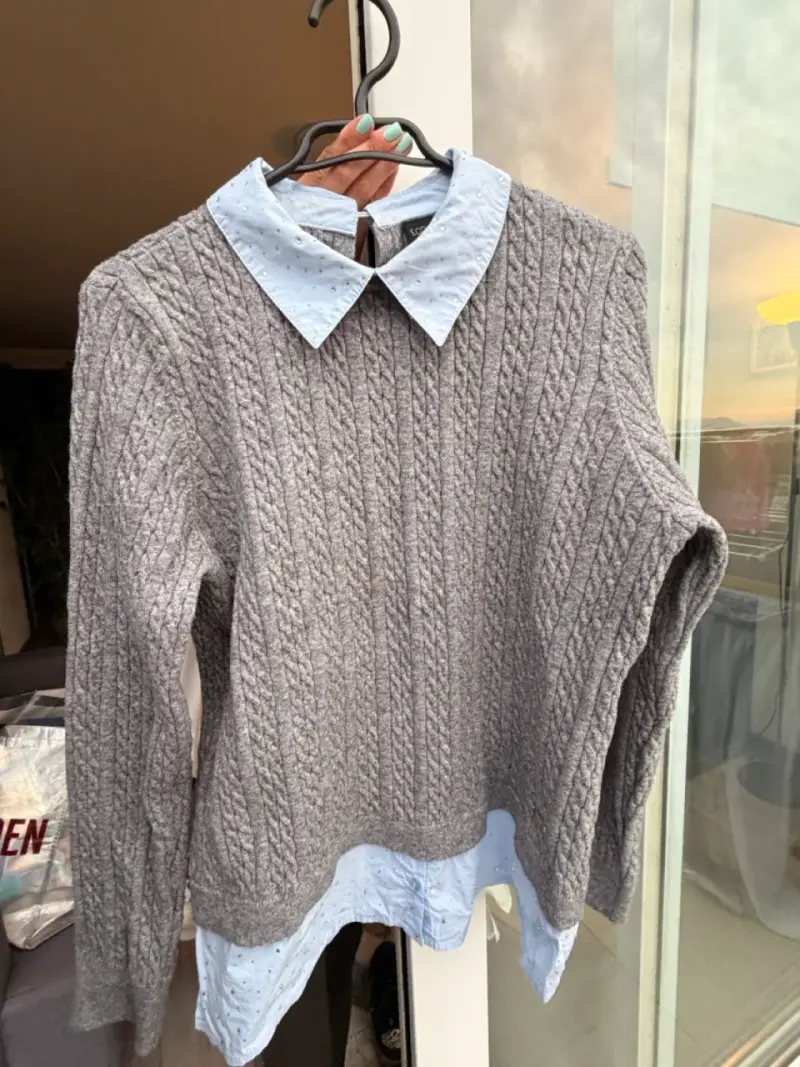 Suéter gris con cuello de camisa decorado - 1