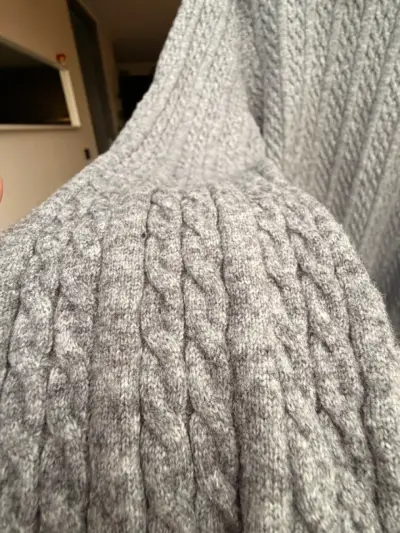 Suéter gris con cuello de camisa decorado - miniatura 2