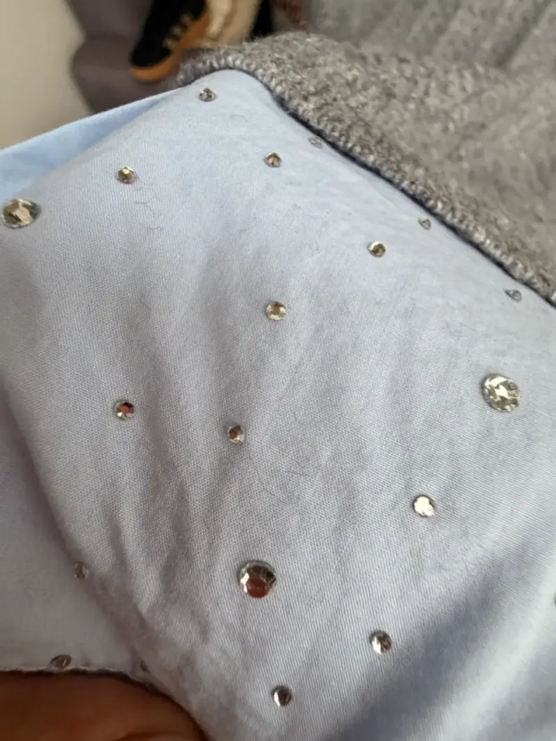 Suéter gris con cuello de camisa decorado - 3