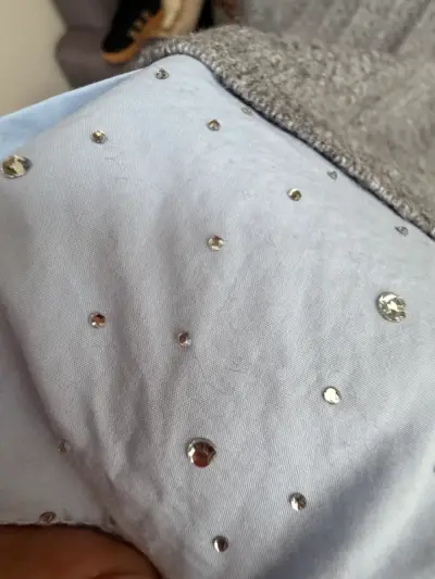 Suéter gris con cuello de camisa decorado - miniatura 3