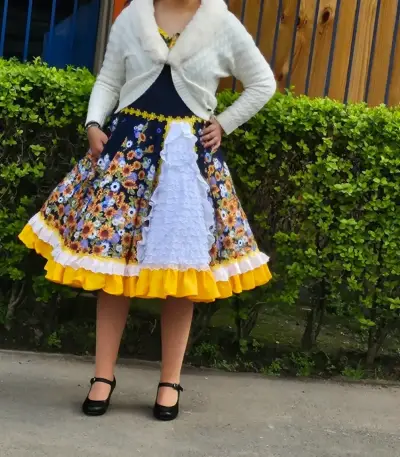 Vestido folklórico floral para niña - miniatura 1