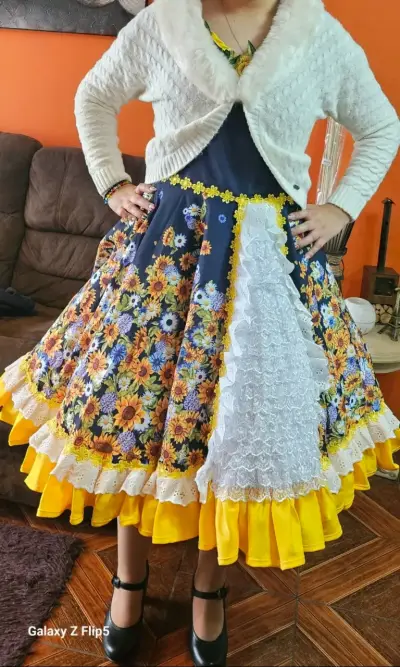 Vestido folklórico floral para niña - miniatura 2