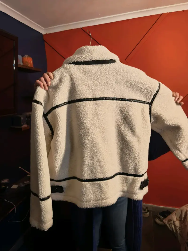 Chaqueta de lana sintética con detalles negros - 2