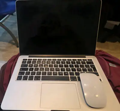MacBook Pro con mouse inalámbrico - miniatura 1