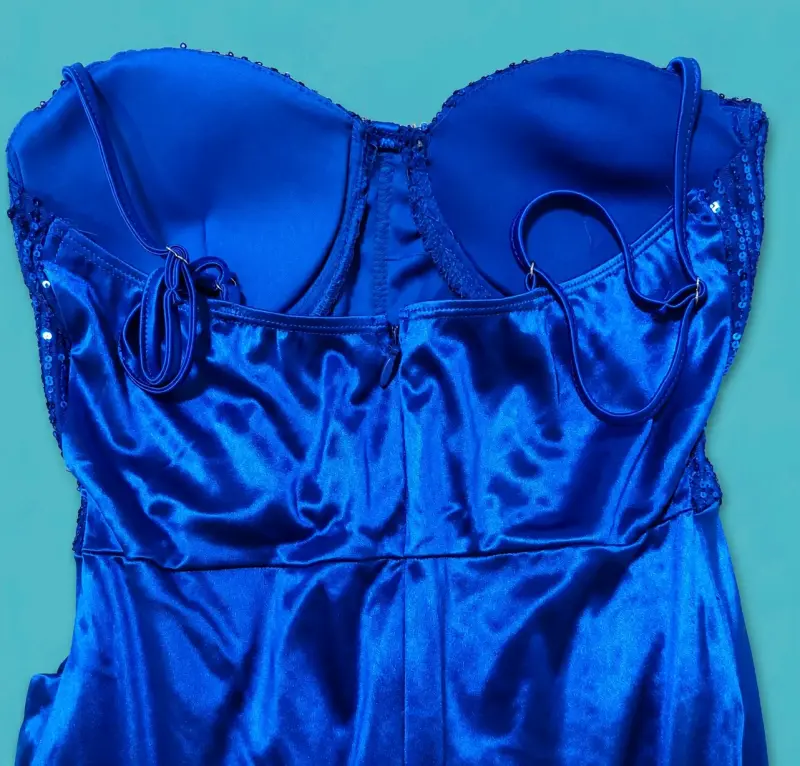 Vestido azul con lentejuelas y tirantes - 2