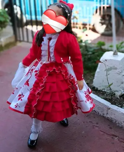 Vestido de niña rojo con volantes y encaje - miniatura 1