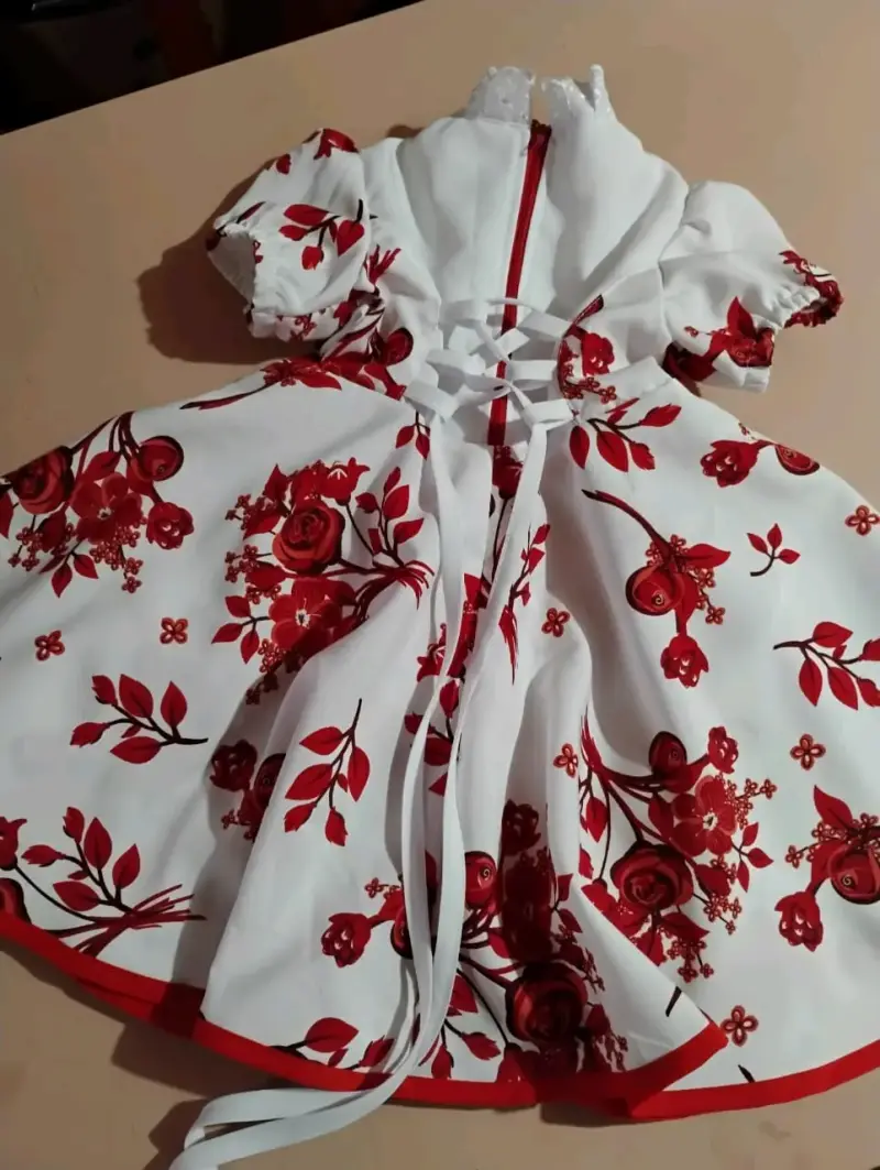 Vestido de niña rojo con volantes y encaje - 2