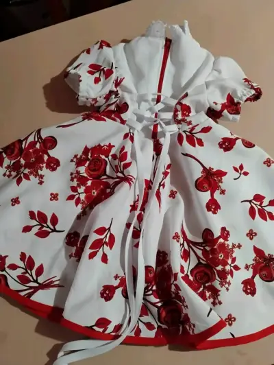 Vestido de niña rojo con volantes y encaje - miniatura 2