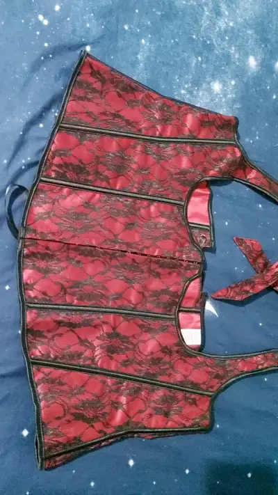 Corset rojo con encaje negro - miniatura 2