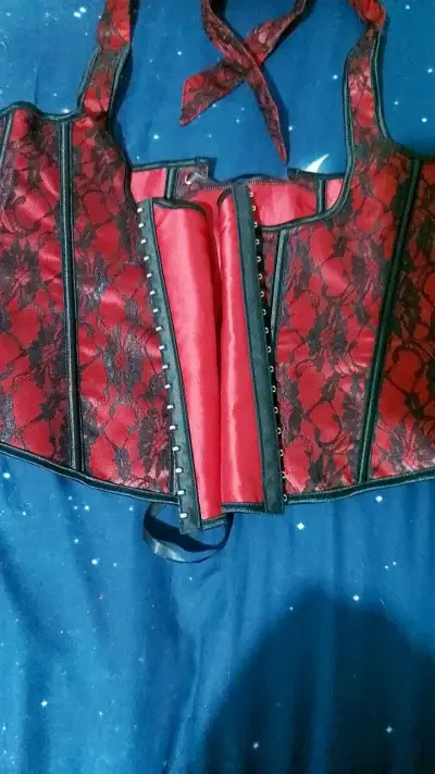 Corset rojo con encaje negro - miniatura 3