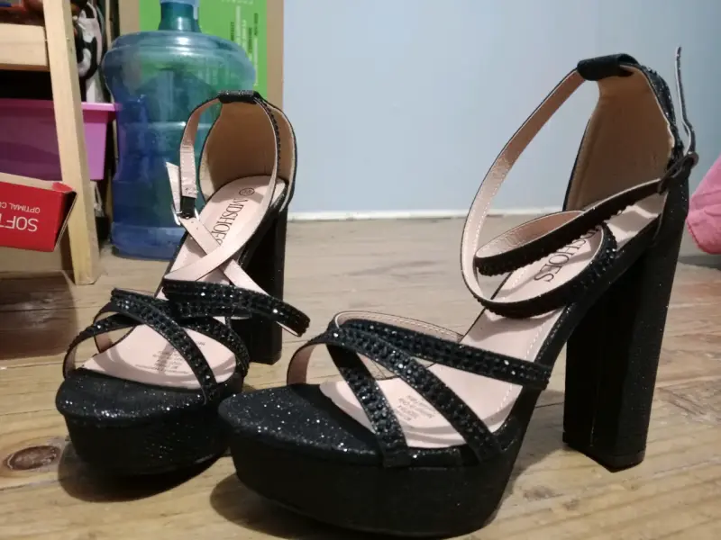 Sandalias de tacón alto negras con brillo - 1