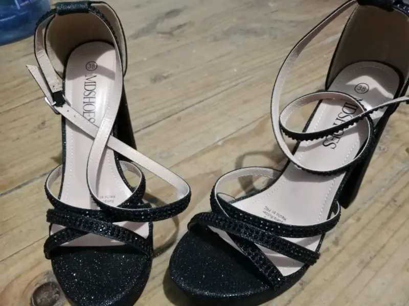 Sandalias de tacón alto negras con brillo - 2