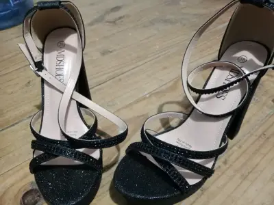 Sandalias de tacón alto negras con brillo - miniatura 2