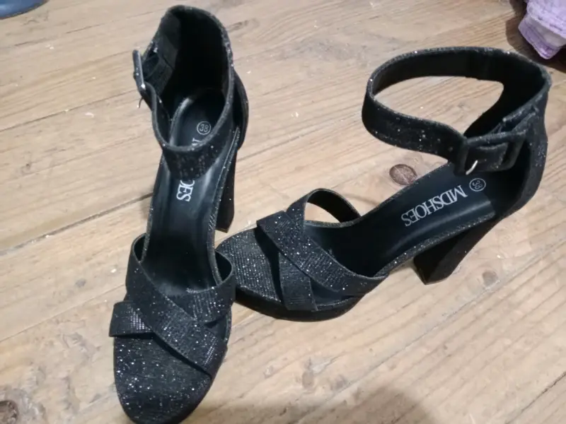 Sandalias de tacón alto negras brillantes - 2