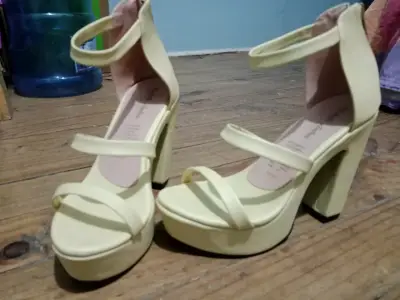 Sandalias de tacón alto amarillas para mujer - miniatura 1