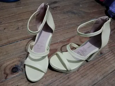 Sandalias de tacón alto amarillas para mujer - miniatura 2
