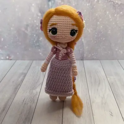 Muñeca amigurumi princesa Rapunzel - miniatura 1