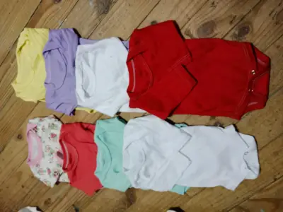 Lote de ropa de bebé en varios colores - miniatura 2
