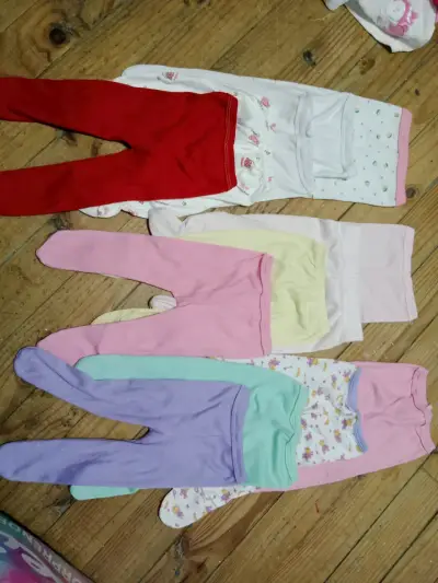 Lote de ropa de bebé en varios colores - miniatura 3